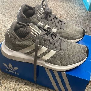 Big kids Adidas swift run shoes size 4.5.  Like brand new.